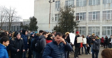 GALERIE FOTO - VIDEO / Revoltă la Colegiul Tehnic de Marină "Alexandru Ioan Cuza". Elevii protestează pașnic - 8