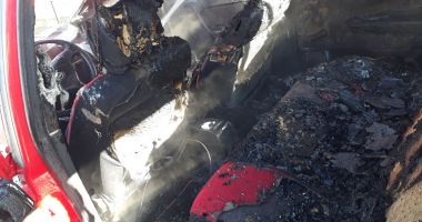 GALERIE FOTO / Mașină în flăcări! Pompierii constănțeni intervin în forță - 4