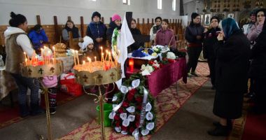 GALERIE FOTO / LACRIMI ȘI DURERE! Băiețelul mort în accidentul de pe Șoseaua Mangaliei, înmormântat astăzi - 3