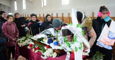 GALERIE FOTO / LACRIMI ȘI DURERE! Băiețelul mort în accidentul de pe Șoseaua Mangaliei, înmormântat astăzi - 4
