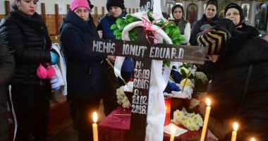 GALERIE FOTO / LACRIMI ȘI DURERE! Băiețelul mort în accidentul de pe Șoseaua Mangaliei, înmormântat astăzi - 6