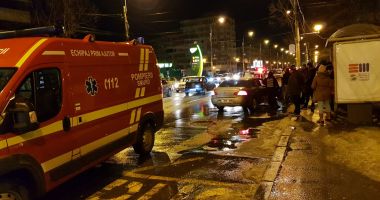 Stire din Eveniment : GALERIE FOTO / TRAVERSAREA NEREGULAMENTARĂ FACE VICTIME! PIETON ACROȘAT DE UN AUTOTURISM, ÎN TOMIS 3