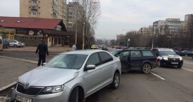 GALERIE FOTO / Accident grav la Constanța! Unuia dintre șoferi i se acordă îngrijiri medicale la fața locului - 5