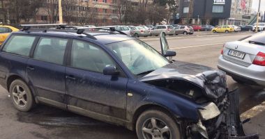 GALERIE FOTO / Accident grav la Constanța! Unuia dintre șoferi i se acordă îngrijiri medicale la fața locului - 3