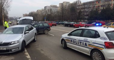 GALERIE FOTO / Accident grav la Constanța! Unuia dintre șoferi i se acordă îngrijiri medicale la fața locului - 4