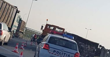 GALERIE FOTO / TIR PLIN CU FIER VECHI, RĂSTURNAT ÎN SENSUL GIRATORIU DE LA AGIGEA - 2