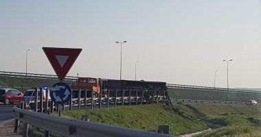 GALERIE FOTO / TIR PLIN CU FIER VECHI, RĂSTURNAT ÎN SENSUL GIRATORIU DE LA AGIGEA - 4