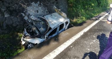 Stire din Eveniment : Groaznic accident pe DN7: 5 răniți, inclusiv 2 copii. O mașină a luat foc