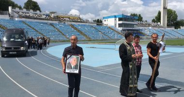 Stire din Sport : GALERIE FOTO. Dumitru Mihăilescu, condus pe ultimul drum. Cortegiul funerar s-a oprit și la Stadionul Farul