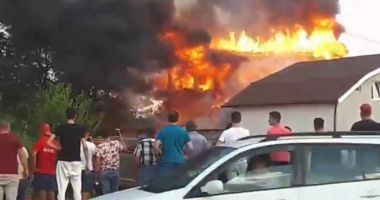 UPDATE. Incendiu puternic la 23 August! Focul s-a extins și la casa din apropiere! - 2