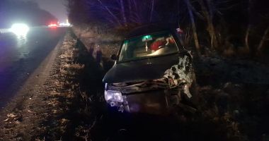 GRAV&nbsp; ACCIDENT! O mașină răsturnată și alta izbită în copac - 4