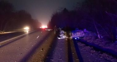 GRAV&nbsp; ACCIDENT! O mașină răsturnată și alta izbită în copac - 3