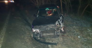 GRAV&nbsp; ACCIDENT! O mașină răsturnată și alta izbită în copac - 2