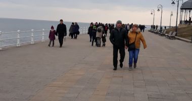 Galerie foto. Faleza Cazinoului, plină de plimbăreți - 2