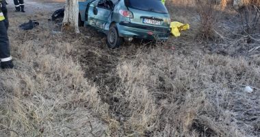 TRAGEDIE LA CONSTANȚA! Un mort și un rănit grav, după ce s-au izbit cu mașina în pom - 3