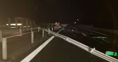 UPDATE. Tir răsturnat pe Autostrada Soarelui. Șoferul a adormit la volan. Zeci de parapeți puși la pământ - 2