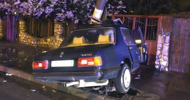 Autoturism încolăcit de stâlp, la Constanța. Șoferul, în stare gravă - 3