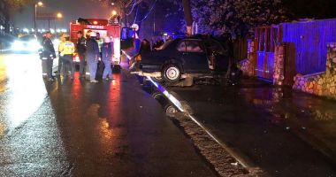 Autoturism încolăcit de stâlp, la Constanța. Șoferul, în stare gravă - 2