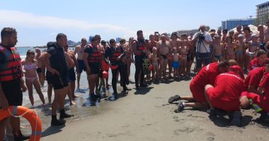 Galerie foto / Persoană aflată în dificultate, în largul mării! Scafandrii intervin! - 4