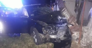 O fată de 24 de ani a murit după ce s-a izbit violent cu mașina de un gard