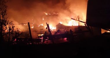 Incendiu puternic la Năvodari! Arde pescăria lui Ilie - 3