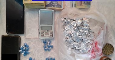 PERCHEZIȚII la TRAFICANȚI care vindeau COCAINĂ și ETNOBOTANICE, în Constanța