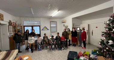 Stire din Cultură-Educație : Preșcolarii Grădiniței „Azur” au adus un zâmbet pe buzele semenilor