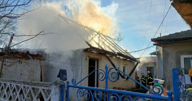 Stire din Eveniment : Apel de urgență la 112. ARDE O CASĂ! Pompierii au intervenit, la Lumina