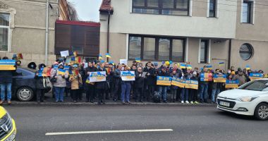 Stire din Social : Galerie foto-video. Protest în faţa Consulatului Rus din Constanţa. "Ucraina, Dumnezeu este cu tine!"
