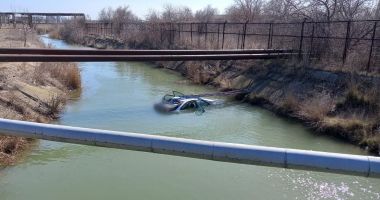 Stire din Eveniment : ALERTĂ 112! Maşină căzută într-un canal cu apă, între Năvodari şi Corbu / UPDATE