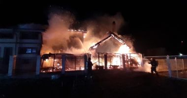 Incendiu devastator în Techirghiol. Casă arsă din temelii / Galerie foto - 4