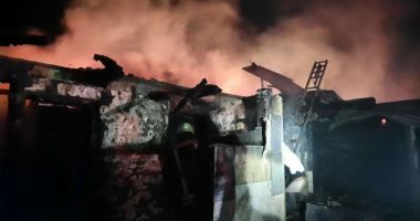 Casă arsă într-un incendiu devastator! Proprietara, găsită carbonizată