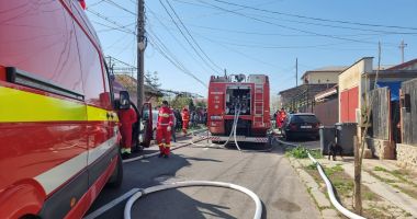 UPDATE. Galerie foto. Pompierii intervin de urgență, la Constanţa. Incendiu la o casă! - 2