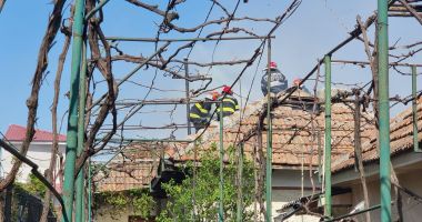 UPDATE. Galerie foto. Pompierii intervin de urgență, la Constanţa. Incendiu la o casă! - 3