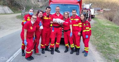 O femeie a născut în ambulanţa SMURD, pe drum, asistată de paramedici