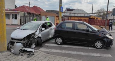 Stire din Eveniment : Galerie foto. Accident rutier la Constanța, cu două victime