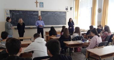 Stire din Eveniment : Poliţişti din Constanţa, faţă în faţă cu elevii! Consumul de droguri şi bullyingul, două probleme actuale