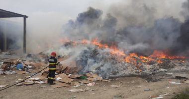 INCENDIU DEVASTATOR LA TECHIRGHIOL! Intervin de urgenţă pompierii
