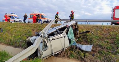 Stire din Eveniment : GALERIE FOTO. Accident grav pe Austostrada Soarelui: un șofer a rupt parapeții și s-a răsturnat! PATRU VICTIME