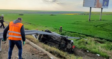 GALERIE FOTO. Accident grav pe Austostrada Soarelui: un șofer a rupt parapeții și s-a răsturnat! PATRU VICTIME - 3