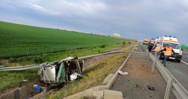 GALERIE FOTO. Accident grav pe Austostrada Soarelui: un șofer a rupt parapeții și s-a răsturnat! PATRU VICTIME - 5