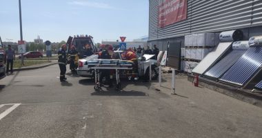 Accident rutier la Constanța, în parcarea unui magazin. Un șofer a intrat cu mașina în stâlp - 2