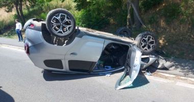 Stire din Eveniment : Tânără lovită pe trecerea de pietoni! A fost acroşată de un autoturism, condus de un şofer de 85 de ani