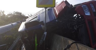 Update. Grav accident în județul Constanța! Un om a murit și altul e grav rănit, după ce un camion încărcat cu pământ s-a răsturnat. Foto - 3