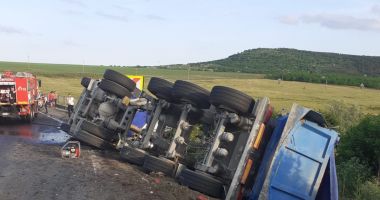 Update. Grav accident în județul Constanța! Un om a murit și altul e grav rănit, după ce un camion încărcat cu pământ s-a răsturnat. Foto - 2