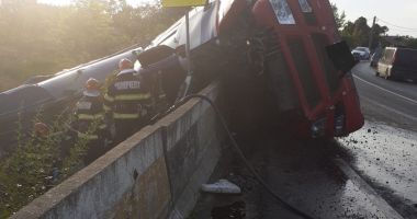 Stire din Eveniment : Update. Grav accident în județul Constanța! Un om a murit și altul e grav rănit, după ce un camion încărcat cu pământ s-a răsturnat. Foto