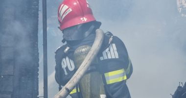 O familie tânără a murit după ce casa le-a luat foc de la o candelă nesupravegheată