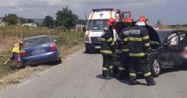 Stire din Eveniment : Galerie foto. Grav accident rutier în județul Constanța, cu patru victime! Intervine elicopterul SMURD