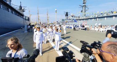 FOTOREPORTAJ. ZIUA MARINEI LA CONSTANŢA. Desfășurare de forţe, acum, la marea festivitate - 16