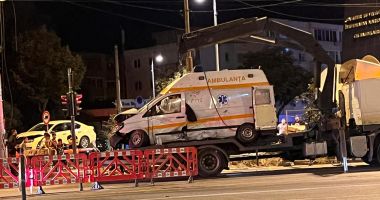 FOTO-VIDEO. Cum a avut loc accidentul de la Dacia, în care o ambulanță s-a răsturnat în șanț - 4